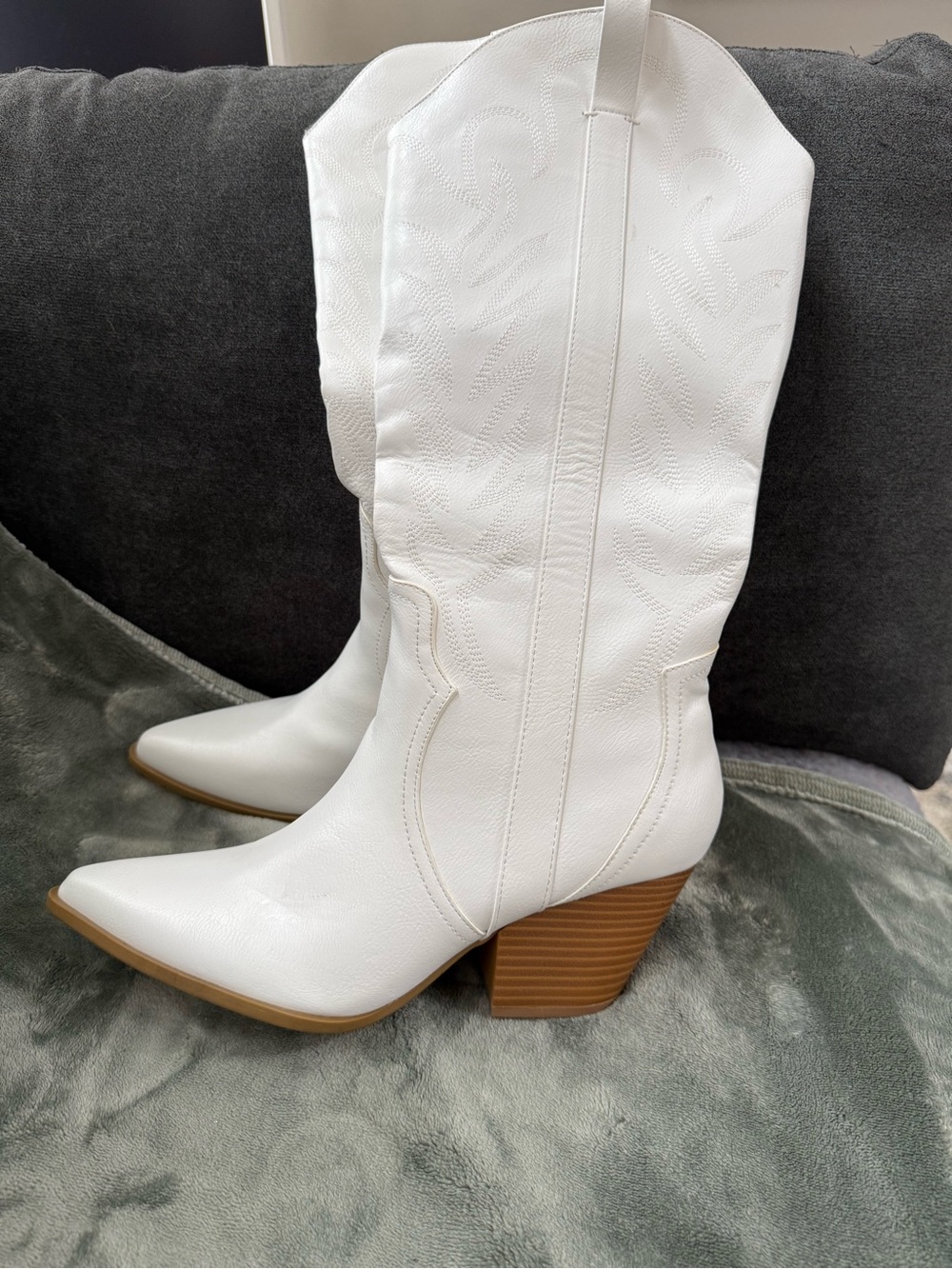 New Women's Cushionaire CaressWhite Western Block Heel Boots Size 11
